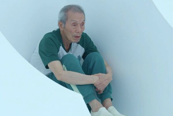 600px-Sitting_and_Standing_Old_Man.jpg